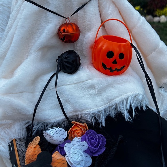 Adoptable ghosts for your homes decor this Halloween - Picture 3 of 8